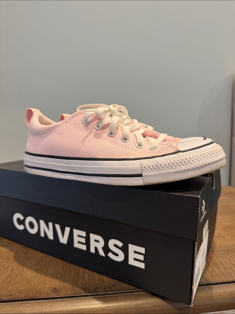 Converse Kids Low Top Sneakers in Light Pink Sz 5